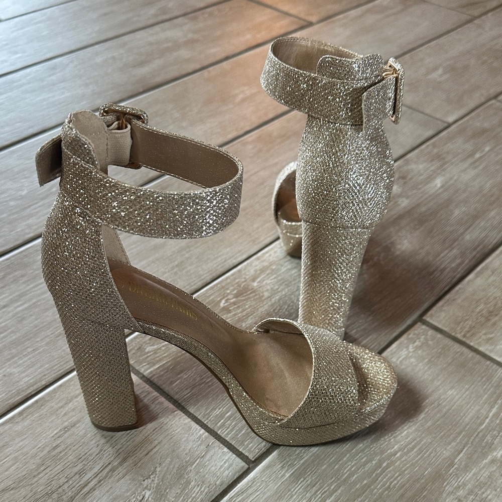 Dream Pairs Glittering Gold Heels
